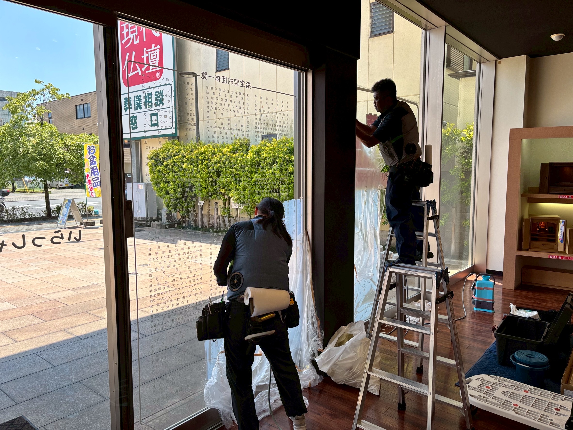 八王子市にて劣化フィルム剥離と紫外線カットフィルムの施工です。