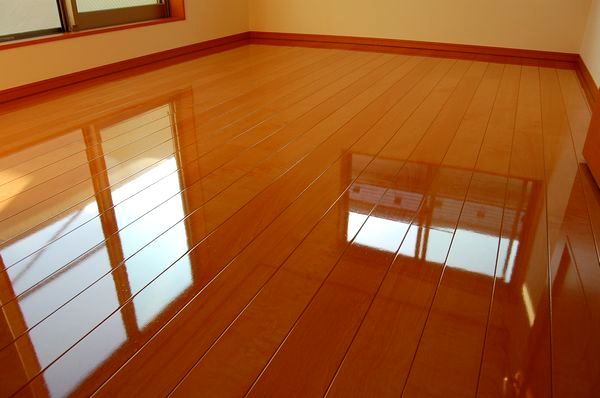 横浜市金沢区にてフロアコーティングの施工です。
