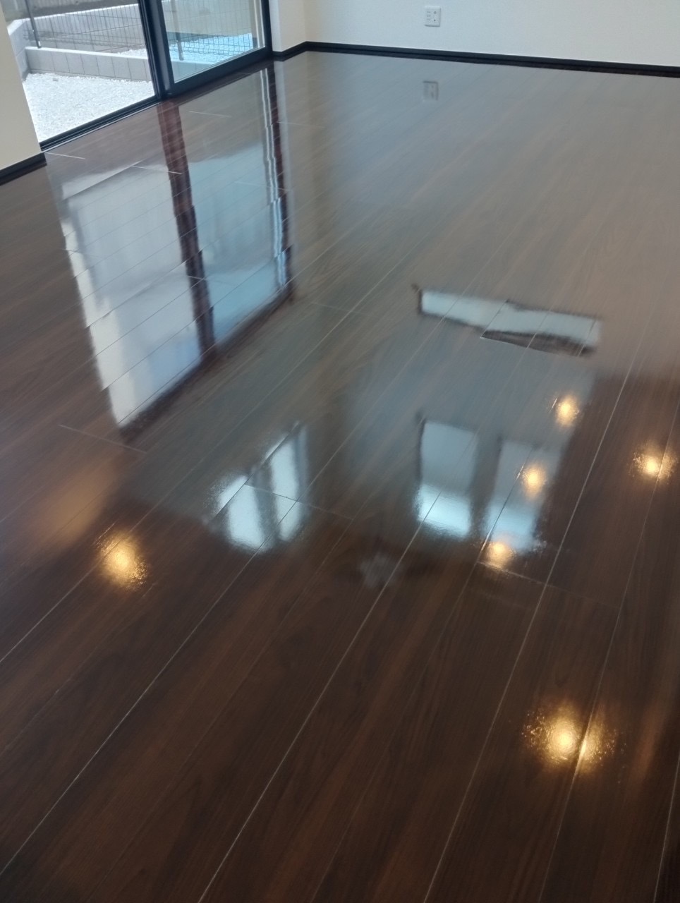 横浜市戸塚区にてフロアコーティングの施工です。